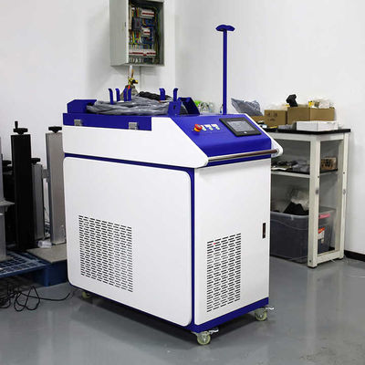 Macchina di saldatura laser a raffreddamento ad acqua 700*500*900 per saldatura rapida e precisa